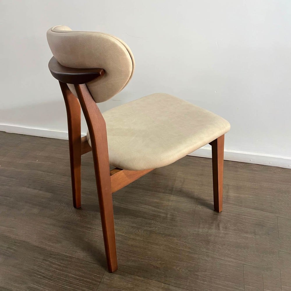 Cadeira Lila Encosto Anatômico Base Madeira Design Contemporâneo