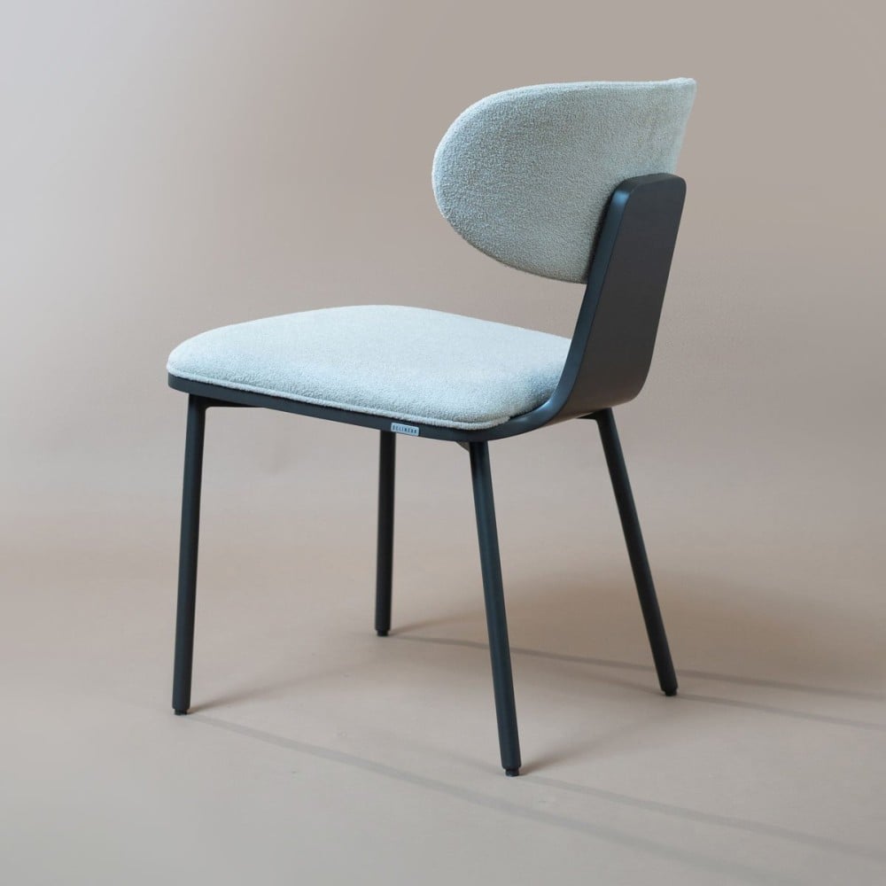 Cadeira Théya Encosto Curvo com Aplique em Madeira Estrutura em Multilaminado Pés em Metal Design by Pedro Mendes