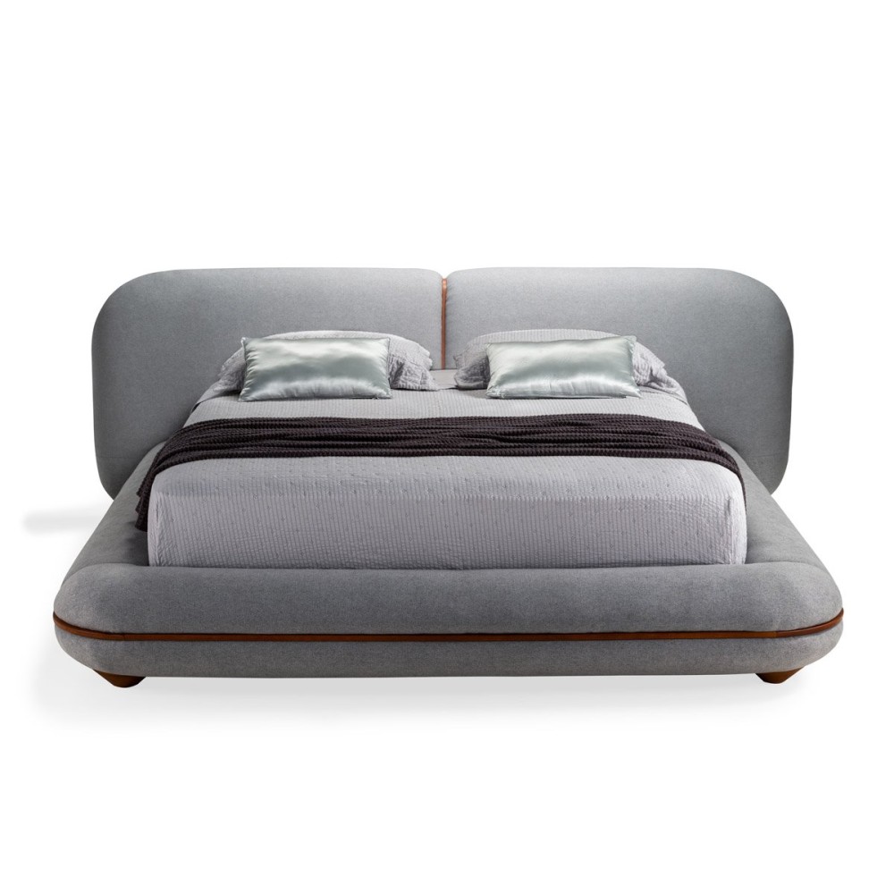 Cama Airy Estofada com Apliques e Pés em Madeira Design by Studio +A!
