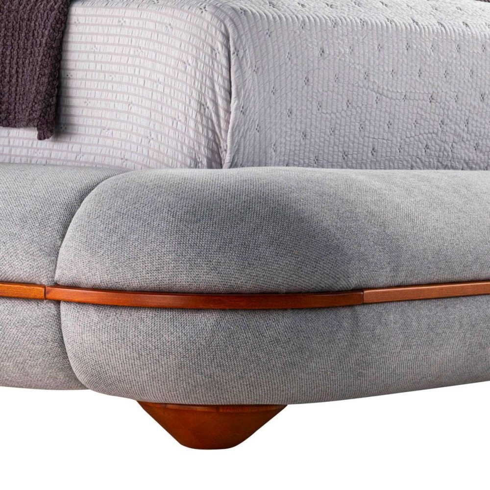 Cama Airy Estofada com Apliques e Pés em Madeira Design by Studio +A!