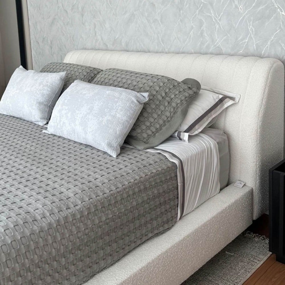 Cama Lecce Estofada Detalhes em Gomado Vertical