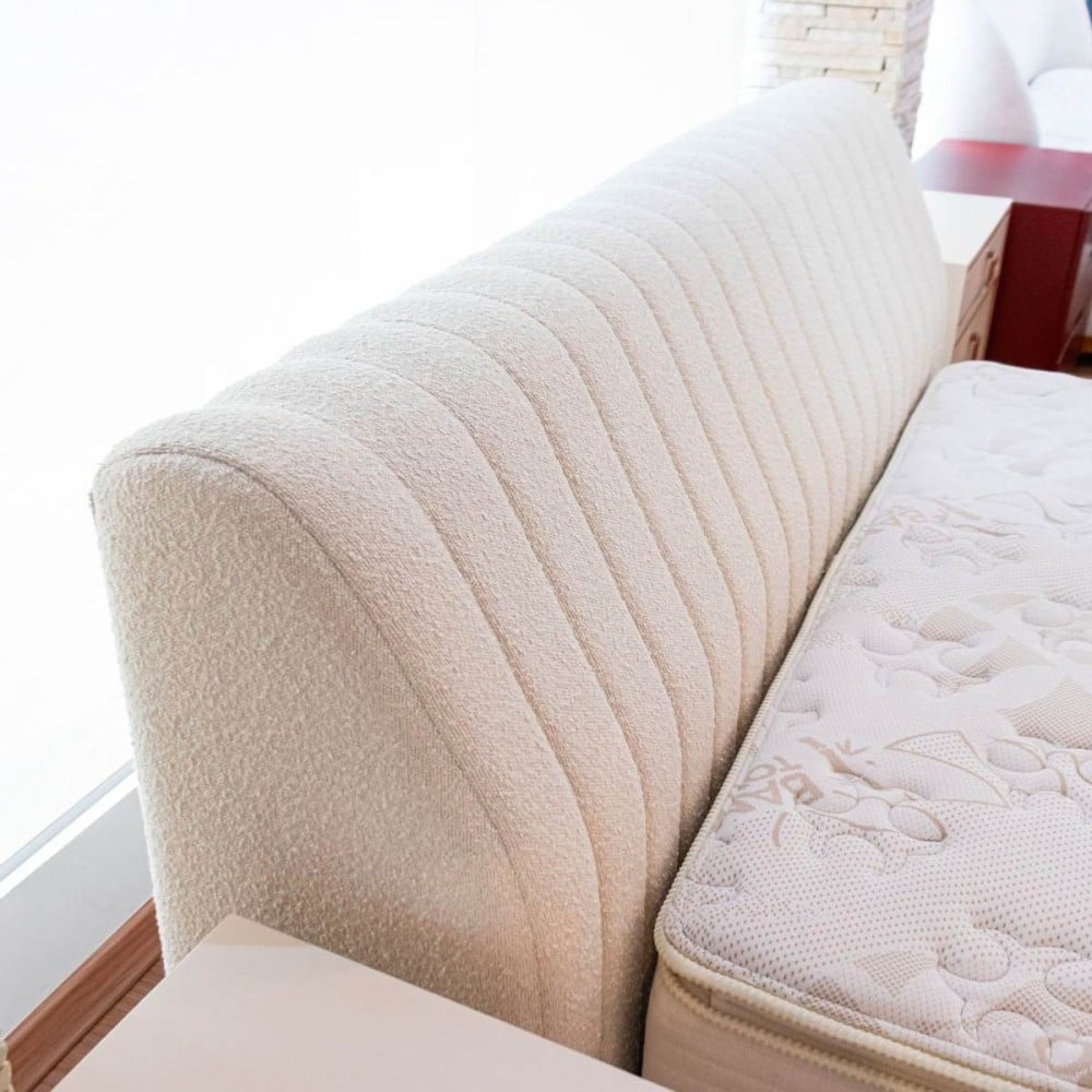 Cama Lecce Estofada Detalhes em Gomado Vertical
