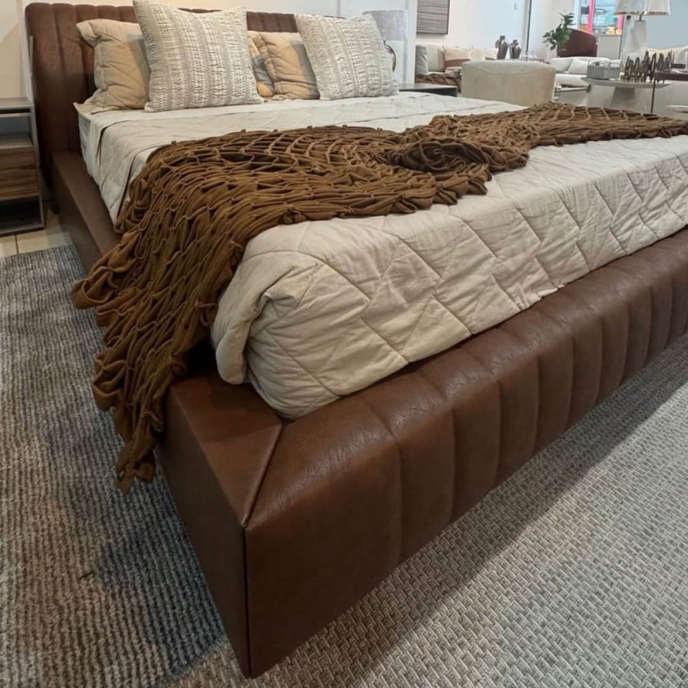 Cama Lecce Estofada Detalhes em Gomado Vertical