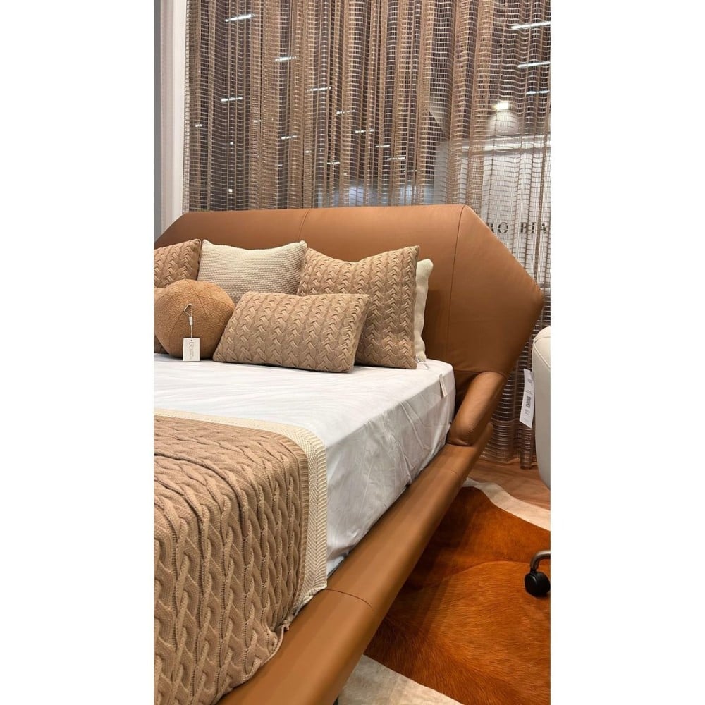 Cama Savelle em Couro Legítimo com Cabeceira Estofada e Pés Inclinados em Aço Carbono
