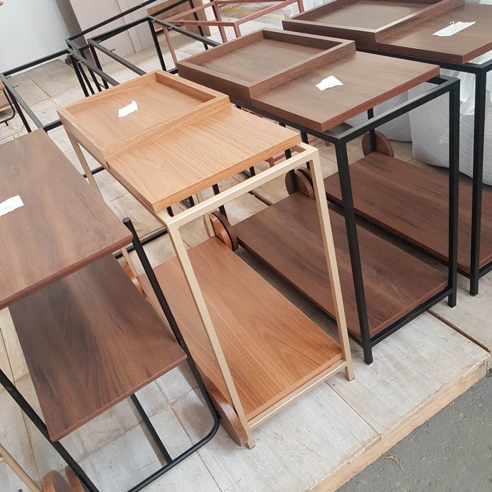 Carrinho Bar Marla Detalhe Bandeja Solta com Rodas e Pés Fixos Estrutura em Metal com Pintura Epóxi