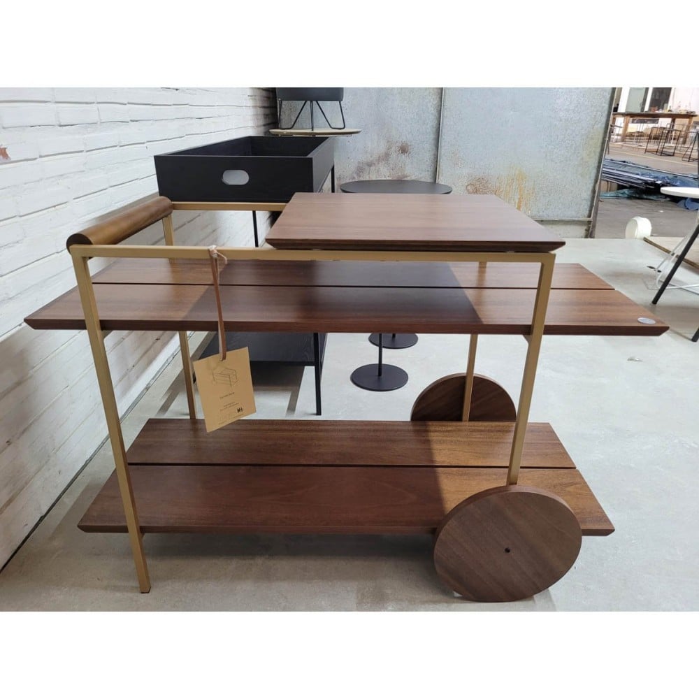 Carrinho de Bebidas Emyra Tampos e Rodas com Acabamento Laminado Detalhe Alça Madeira Tingida Pés e Estrutura em Metal com Pintura Epóxi