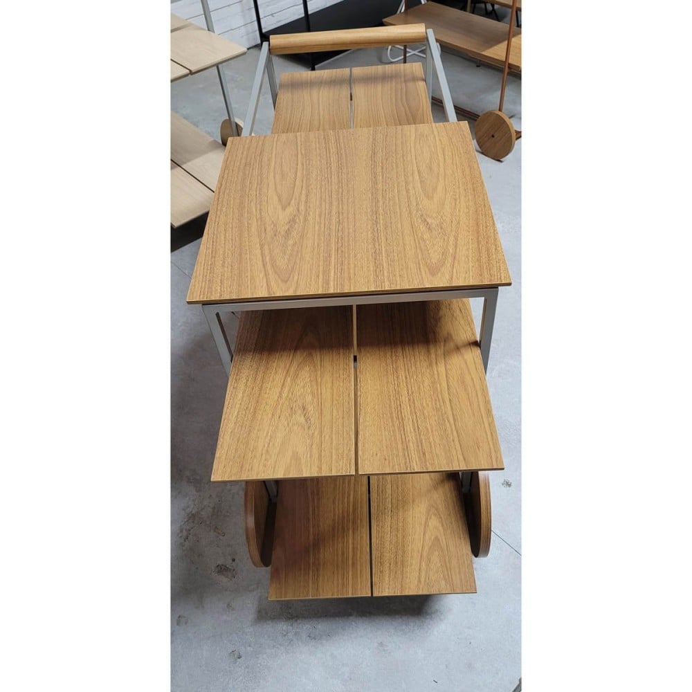 Carrinho de Bebidas Emyra Tampos e Rodas com Acabamento Laminado Detalhe Alça Madeira Tingida Pés e Estrutura em Metal com Pintura Epóxi