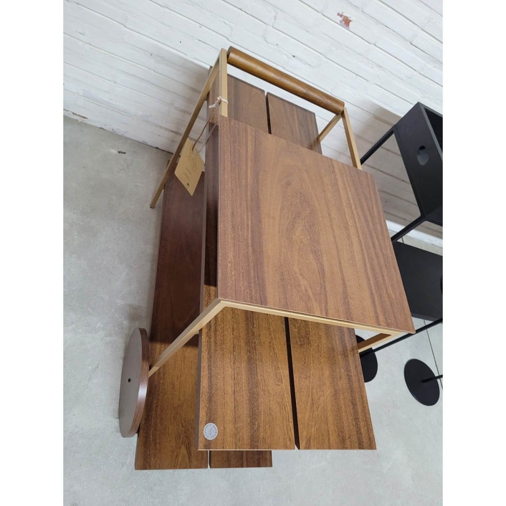 Carrinho de Bebidas Emyra Tampos e Rodas com Acabamento Laminado Detalhe Alça Madeira Tingida Pés e Estrutura em Metal com Pintura Epóxi
