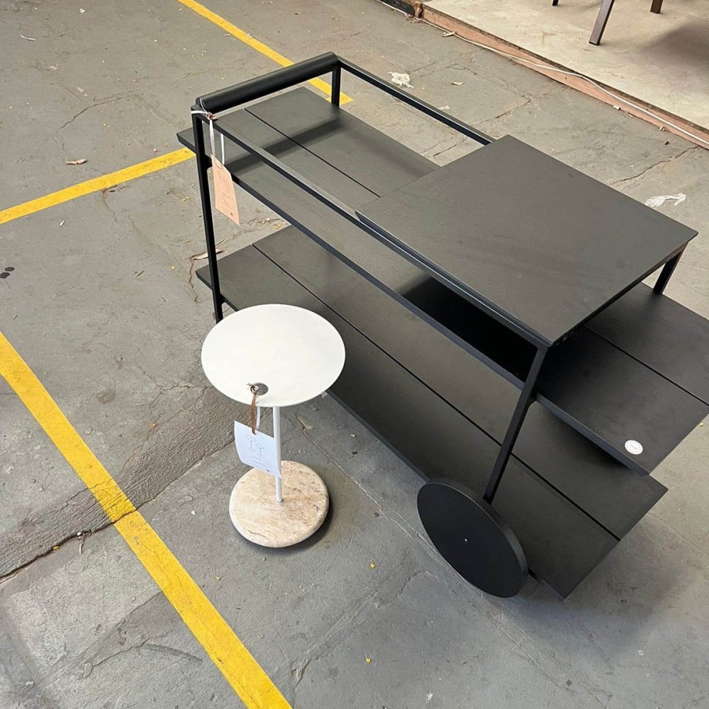 Carrinho de Bebidas Emyra Tampos e Rodas com Acabamento Laminado Detalhe Alça Madeira Tingida Pés e Estrutura em Metal com Pintura Epóxi