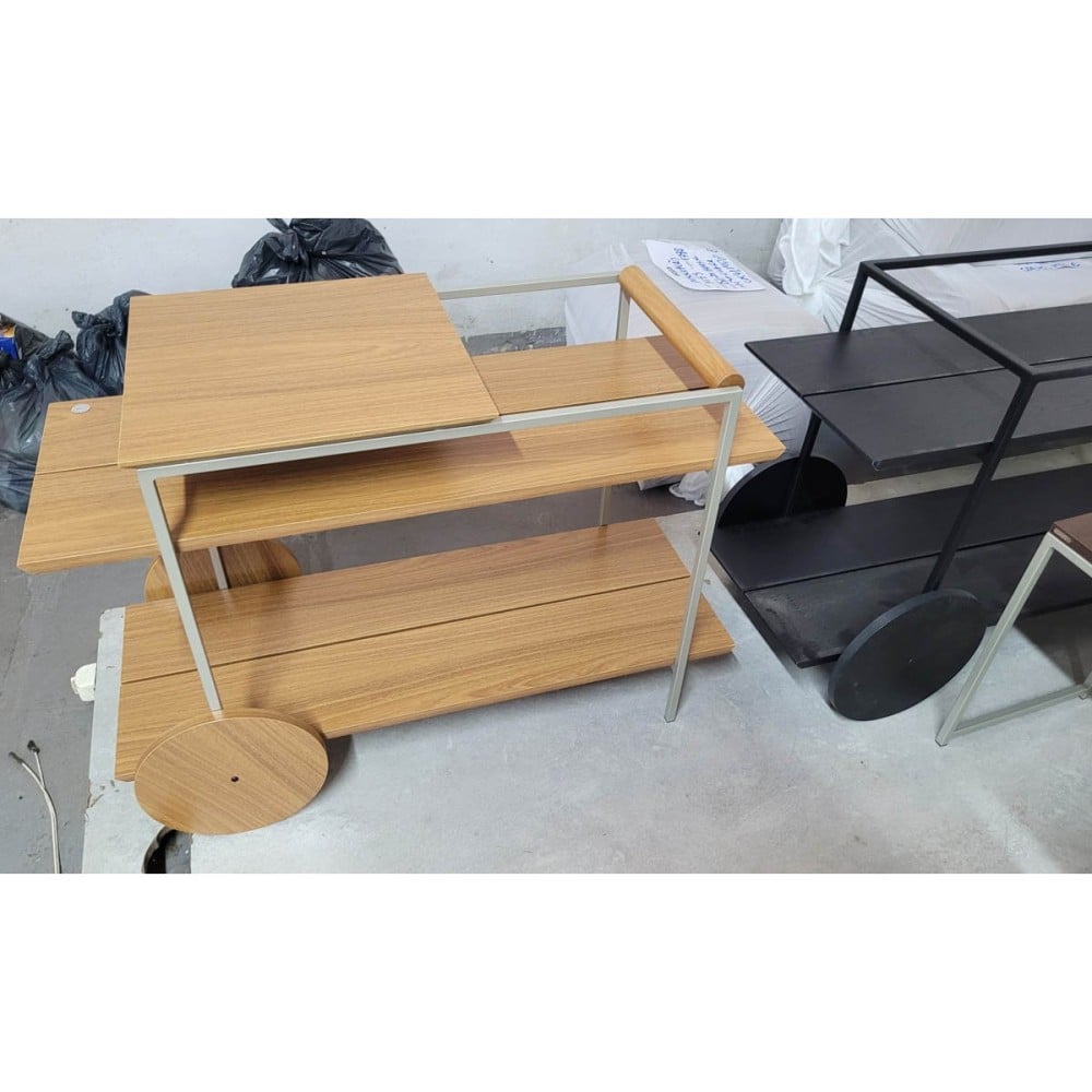 Carrinho de Bebidas Emyra Tampos e Rodas com Acabamento Laminado Detalhe Alça Madeira Tingida Pés e Estrutura em Metal com Pintura Epóxi