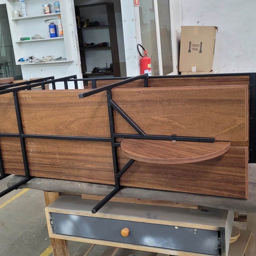 Carrinho Aparador Valker Tampos e Roda com Acabamento Laminado Detalhe Disco em Mármore Estrutura em Metal com Pintura Epóxi