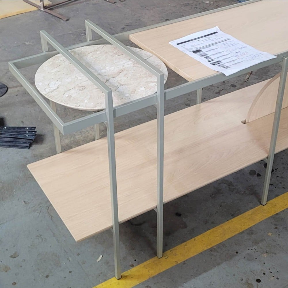 Carrinho Aparador Valker Tampos e Roda com Acabamento Laminado Detalhe Disco em Mármore Estrutura em Metal com Pintura Epóxi