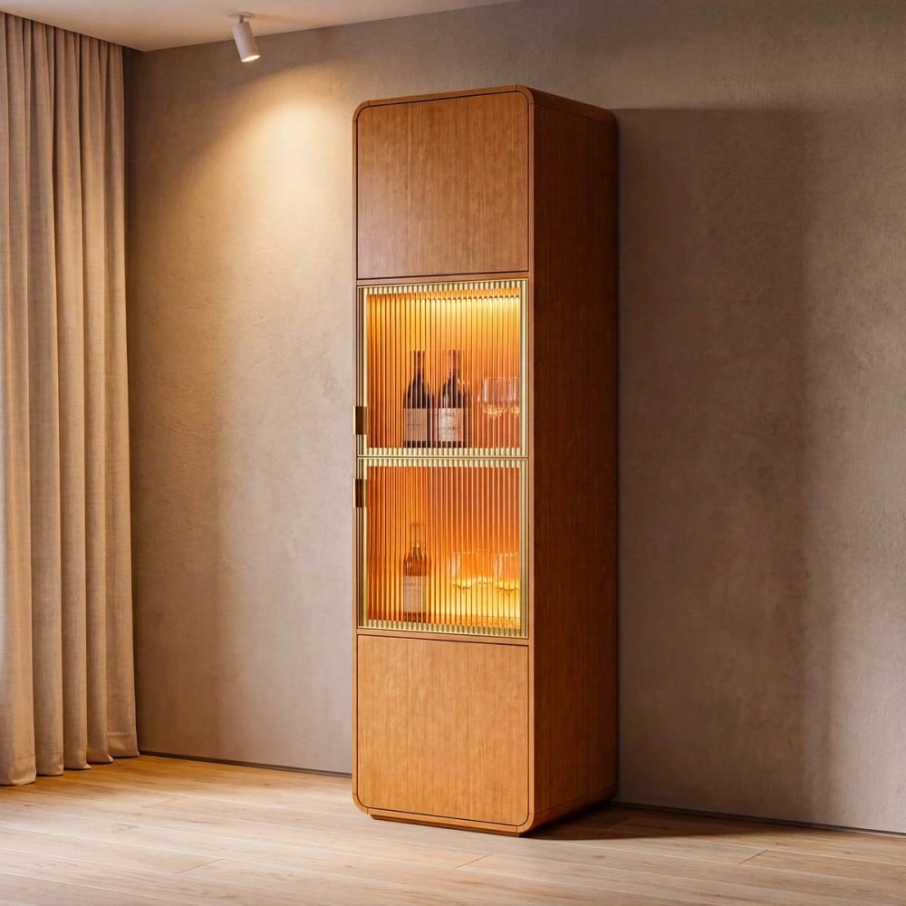Cristaleira Miratus Portas em Vidro Canelado com Moldura Dourada Iluminação LED e Estrutura em Eucalipto Laminado