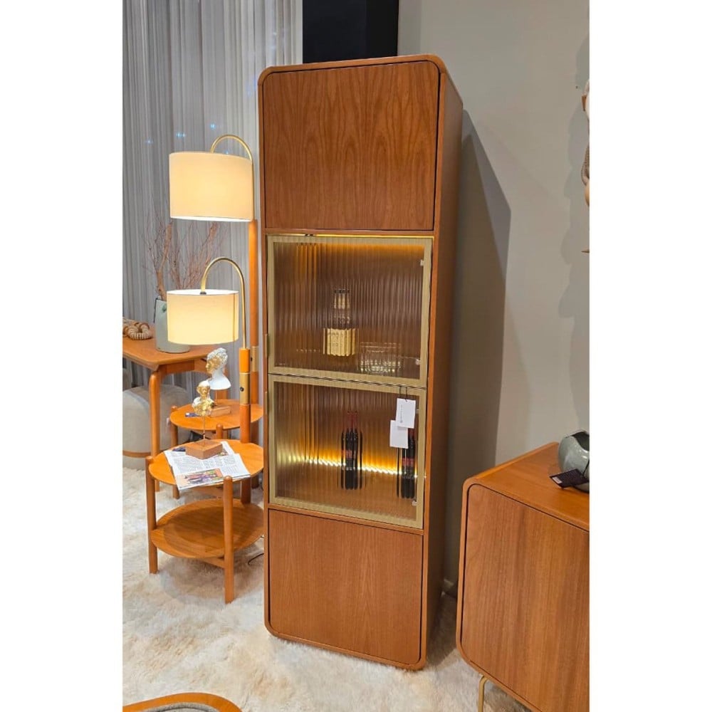 Cristaleira Miratus Portas em Vidro Canelado com Moldura Dourada Iluminação LED e Estrutura em Eucalipto Laminado