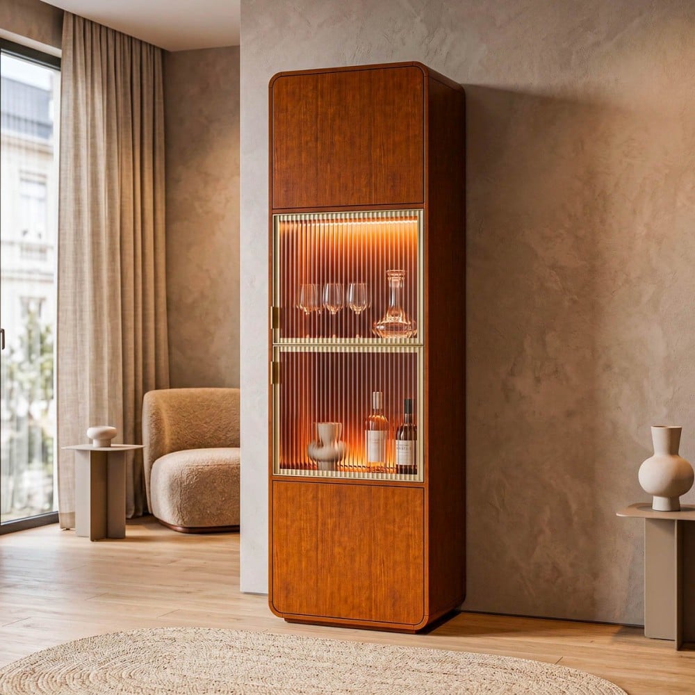 Cristaleira Miratus Portas em Vidro Canelado com Moldura Dourada Iluminação LED e Estrutura em Eucalipto Laminado