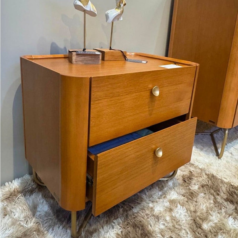 Mesa de Cabeceira Mirari com 2 Gavetas Estrutura Madeira Eucalipto e Lâmina Natural de Jequitibá Base Aço Carbono Dourado Design by Jhoel Silva