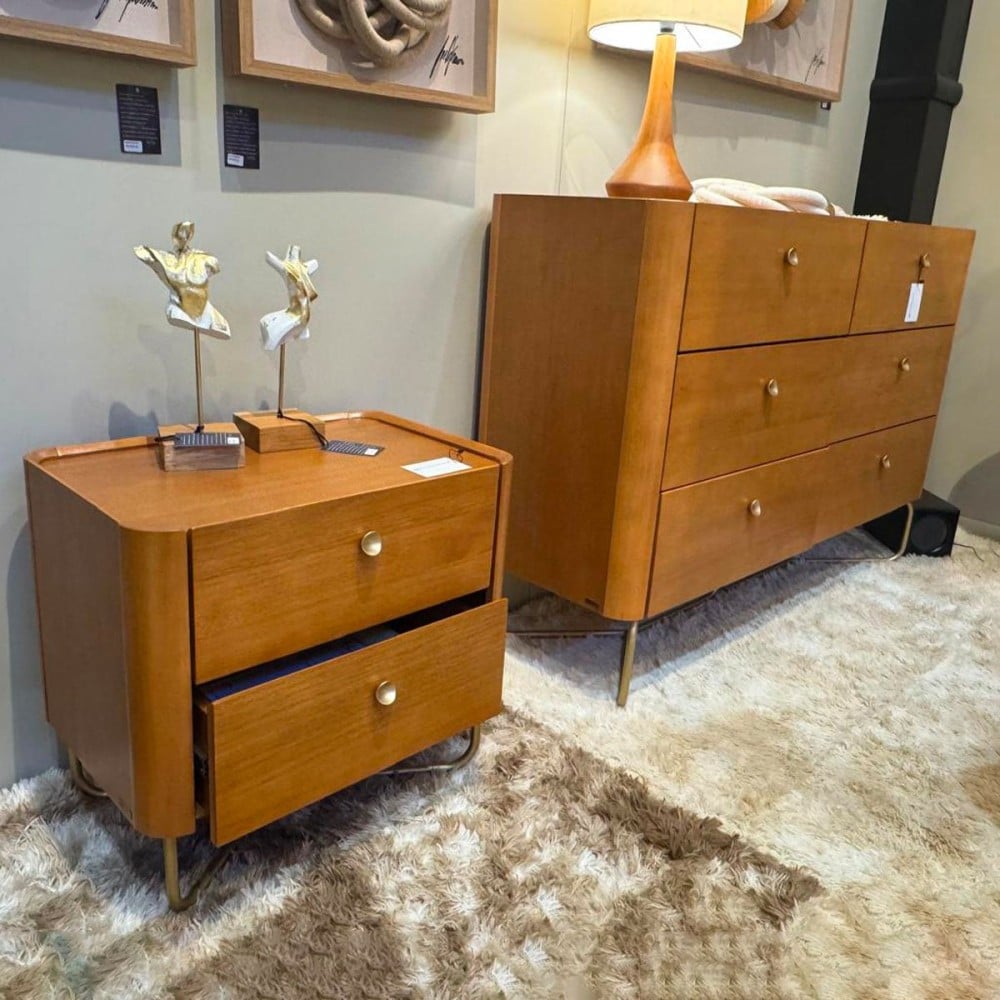 Mesa de Cabeceira Mirari com 2 Gavetas Estrutura Madeira Eucalipto e Lâmina Natural de Jequitibá Base Aço Carbono Dourado Design by Jhoel Silva