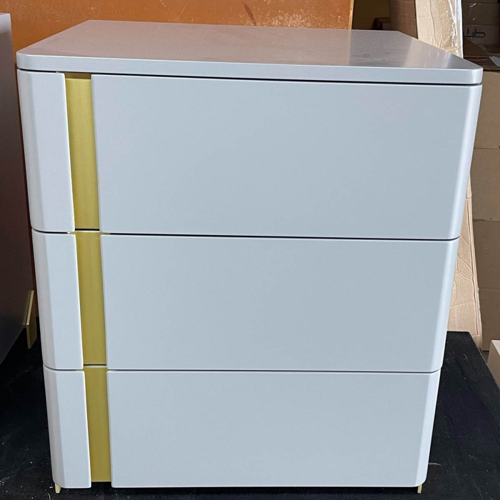 Mesa de Cabeceira Delos 3 Gavetas Puxador Cava e Pés com Pintura Metálica Estrutura com Pintura Laqueada