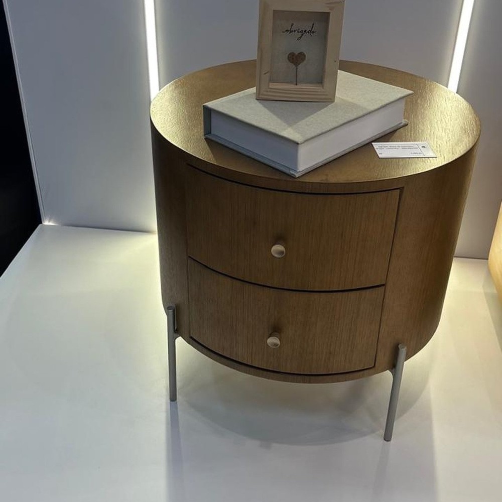Mesa de Cabeceira Perla 2 Gaveta com Corpo Cilíndrico em Madeira e Pés Tubulares em Metal