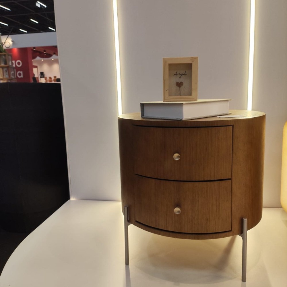 Mesa de Cabeceira Perla 2 Gaveta com Corpo Cilíndrico em Madeira e Pés Tubulares em Metal
