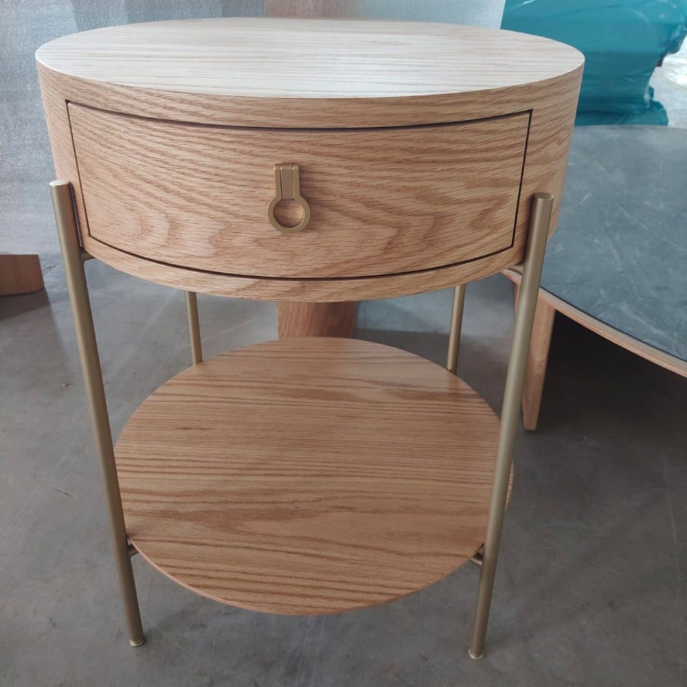 Mesa de Cabeceira Pillary com Gaveta Estrutura em Lâmina de Carvalho Base Aço Carbono Design by Ampezzan e Maciel Arquitetos