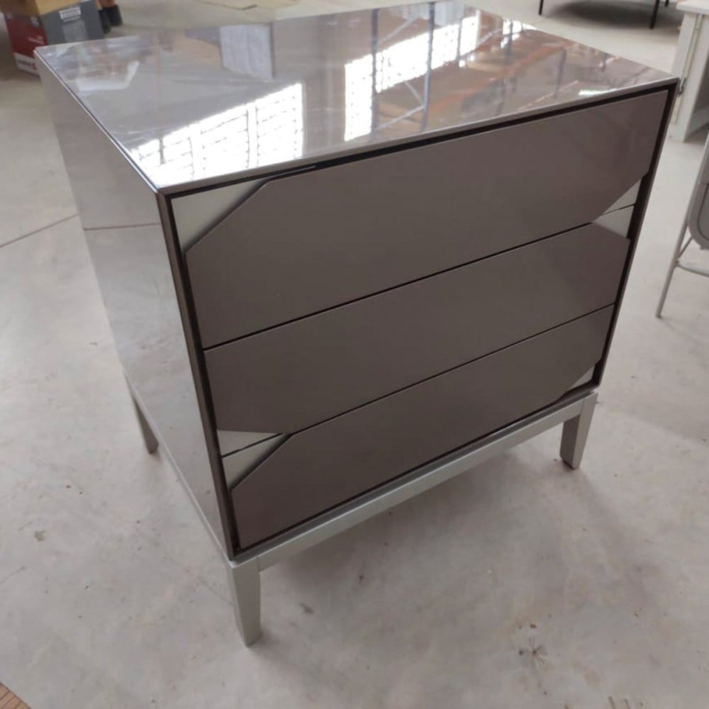 Mesa de Cabeceira Thalass 3 Gavetas em Chevron Estrutura em Lâmina de Carvalho Base Aço Carbono Design by Ampezzan e Maciel Arquitetos