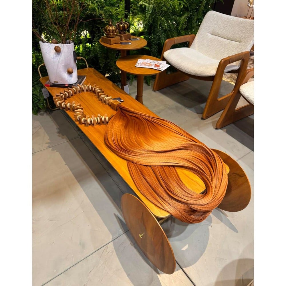 Mesa de Centro Artois Tampo em Lâmina Natural de Cinamomo Estrutura Metálica com Rodas Decorativas Champagne Design by Jhoel Silva
