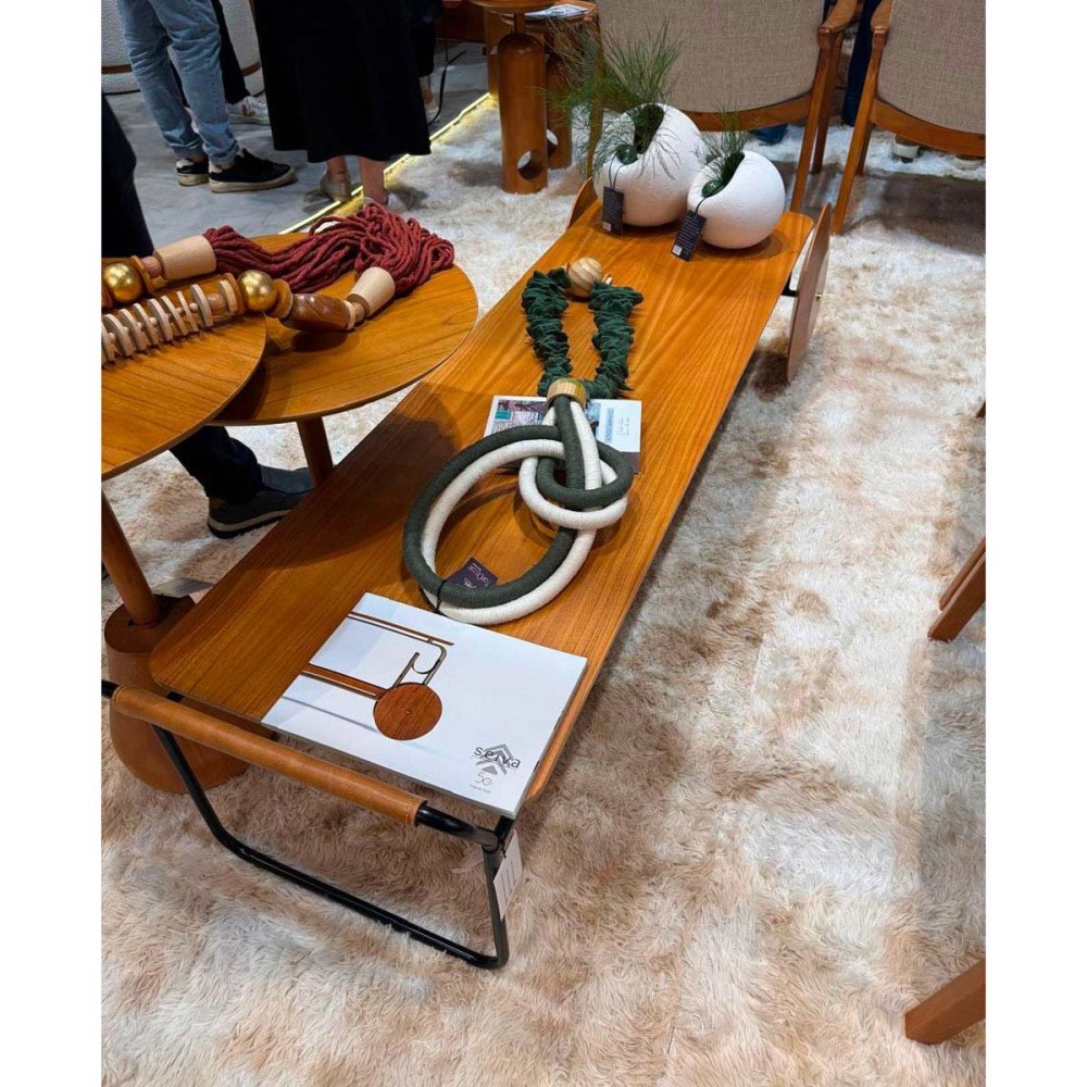 Mesa de Centro Artois Tampo em Lâmina Natural de Cinamomo Estrutura Metálica com Rodas Decorativas Champagne Design by Jhoel Silva