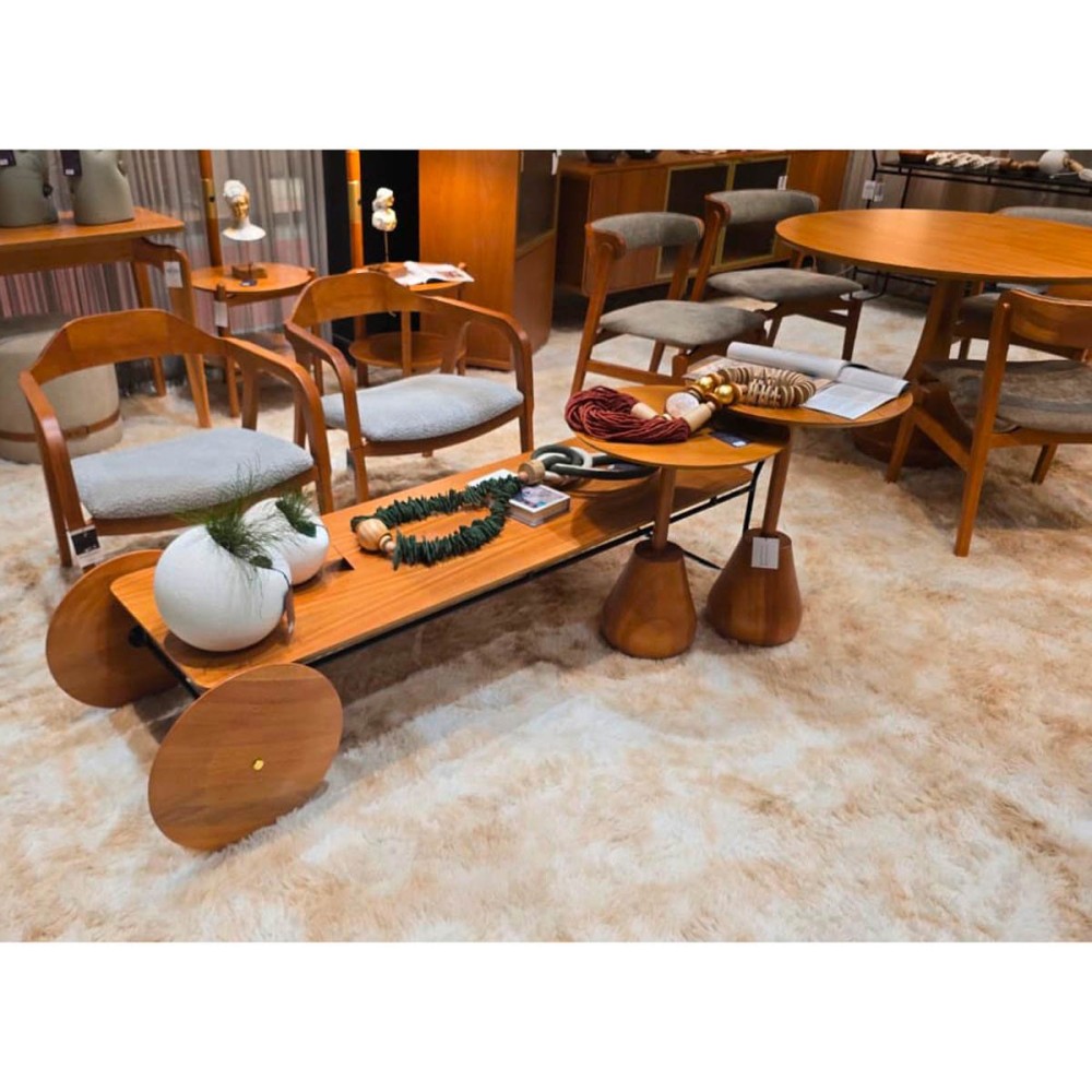 Mesa de Centro Artois Tampo em Lâmina Natural de Cinamomo Estrutura Metálica com Rodas Decorativas Champagne Design by Jhoel Silva