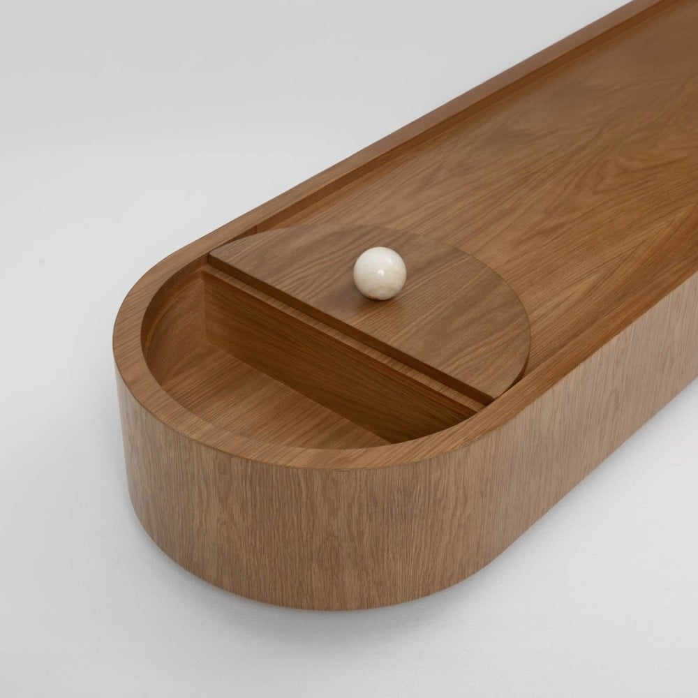 Mesa de Centro Chelys Design Oblongo Estrutura em Lâmina de Madeira com Compartimento Interno Detalhe com Puxador em Pedra Natural
