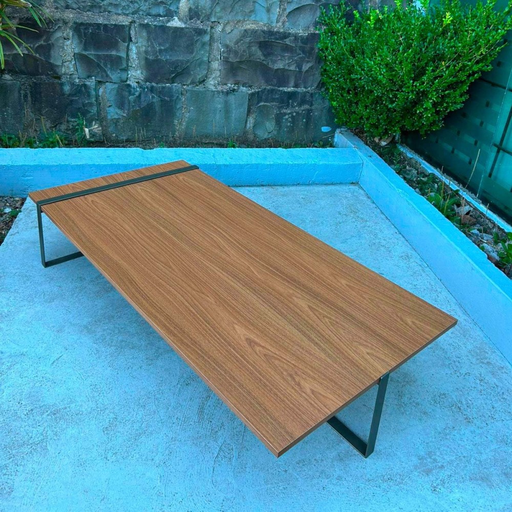 Mesa de Centro Fenice Tampo Retangular em Madeira e Base em Chapa de Aço Carbono com Pintura Epóxi