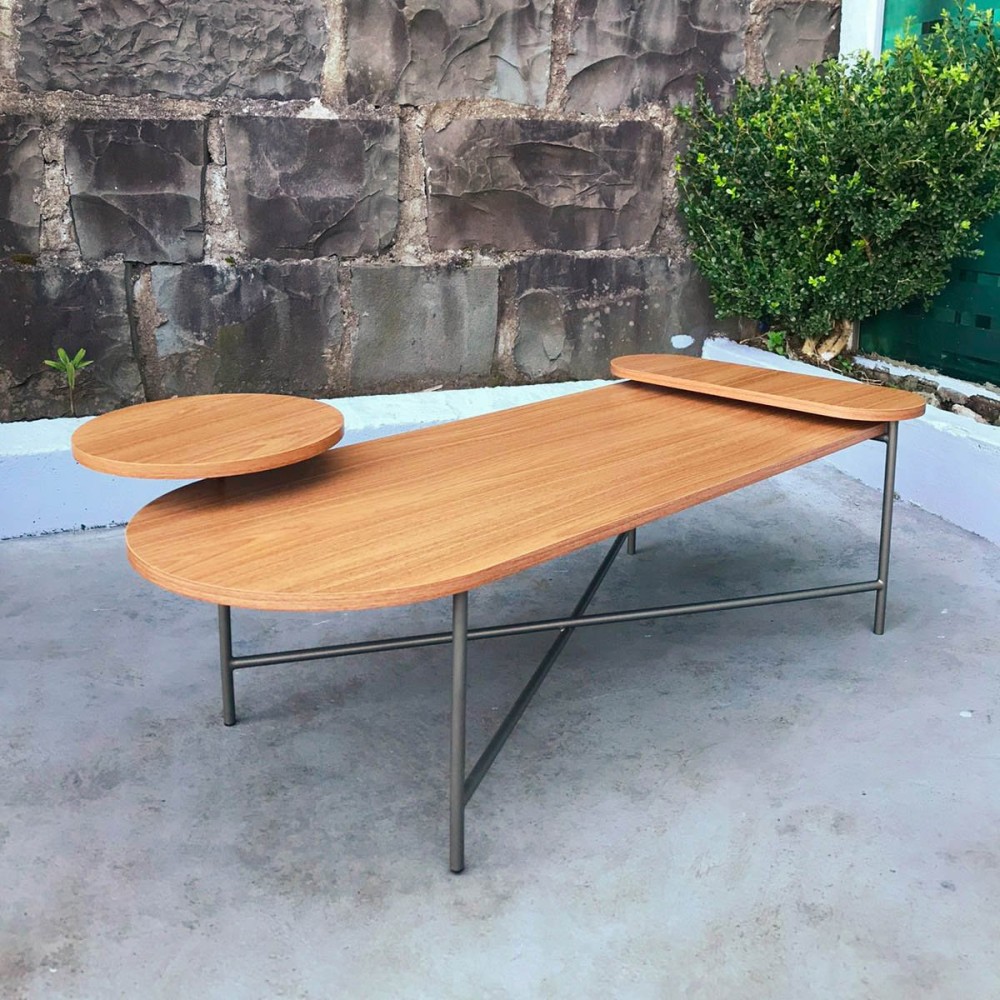 Mesa de Centro Hercule Tampo Oblongo em Vidro Pintado com Apoios em Madeira Estrutura em Aço Carbono com Pintura Epóxi