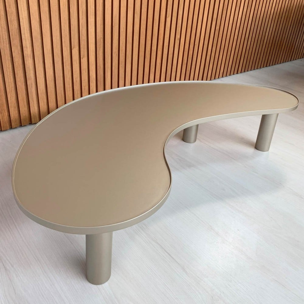 Mesa de Centro Lytus Design Orgânico Estrutura Laqueada Bases Cilíndricas
