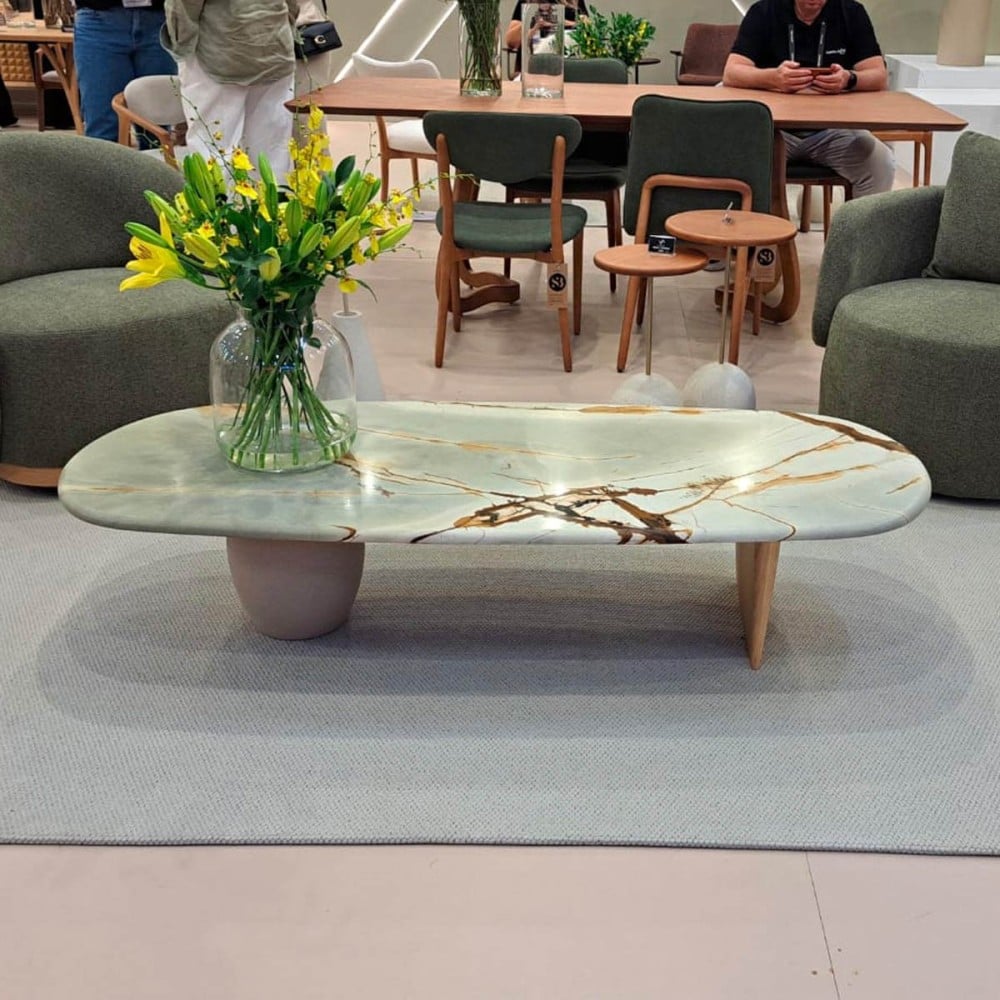 Mesa de Centro Meriva Pietre Tampo Orgânico em Mármore e Bases Assimétricas Madeira Maciça Design by Studio Traço