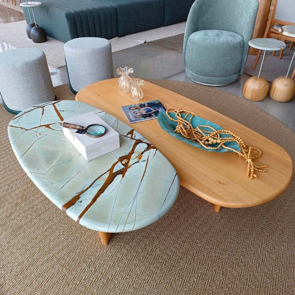 Mesa de Centro Meriva Pietre Tampo Orgânico em Mármore e Bases Assimétricas Madeira Maciça Design by Studio Traço
