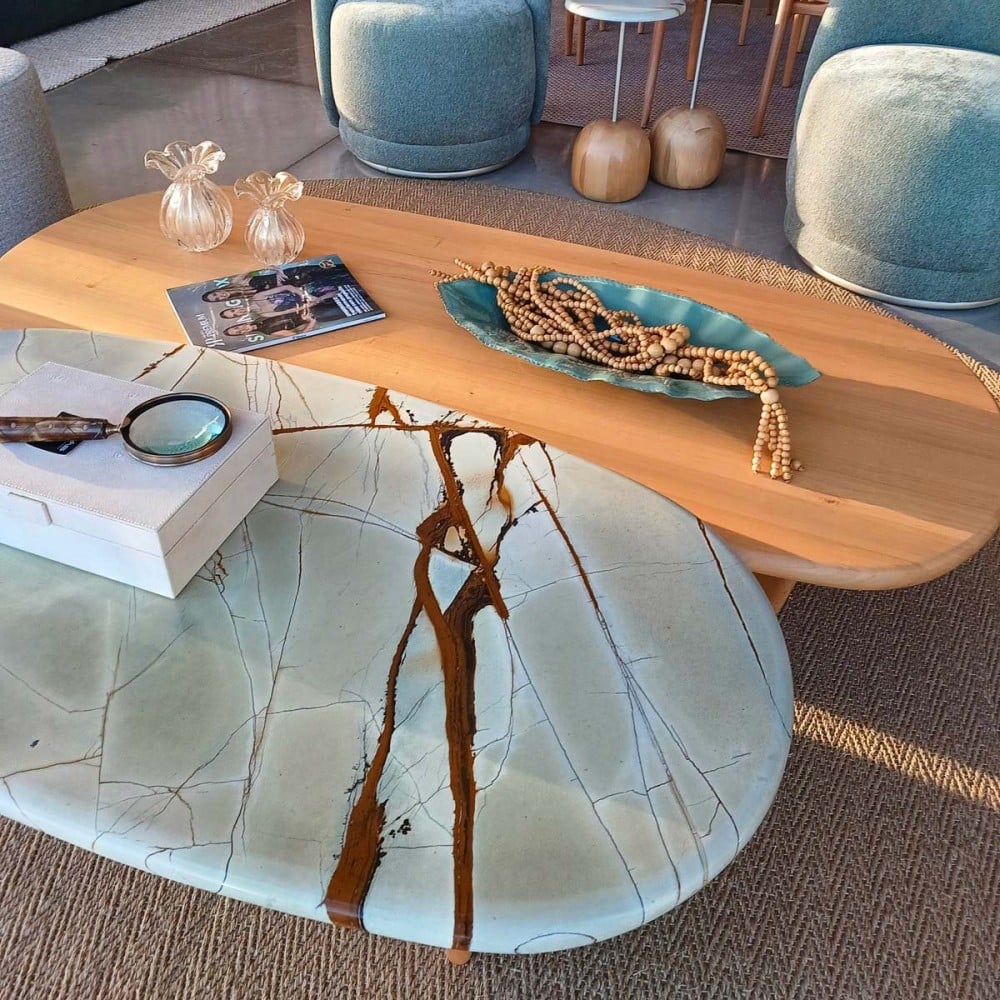Mesa de Centro Meriva Pietre Tampo Orgânico em Mármore e Bases Assimétricas Madeira Maciça Design by Studio Traço
