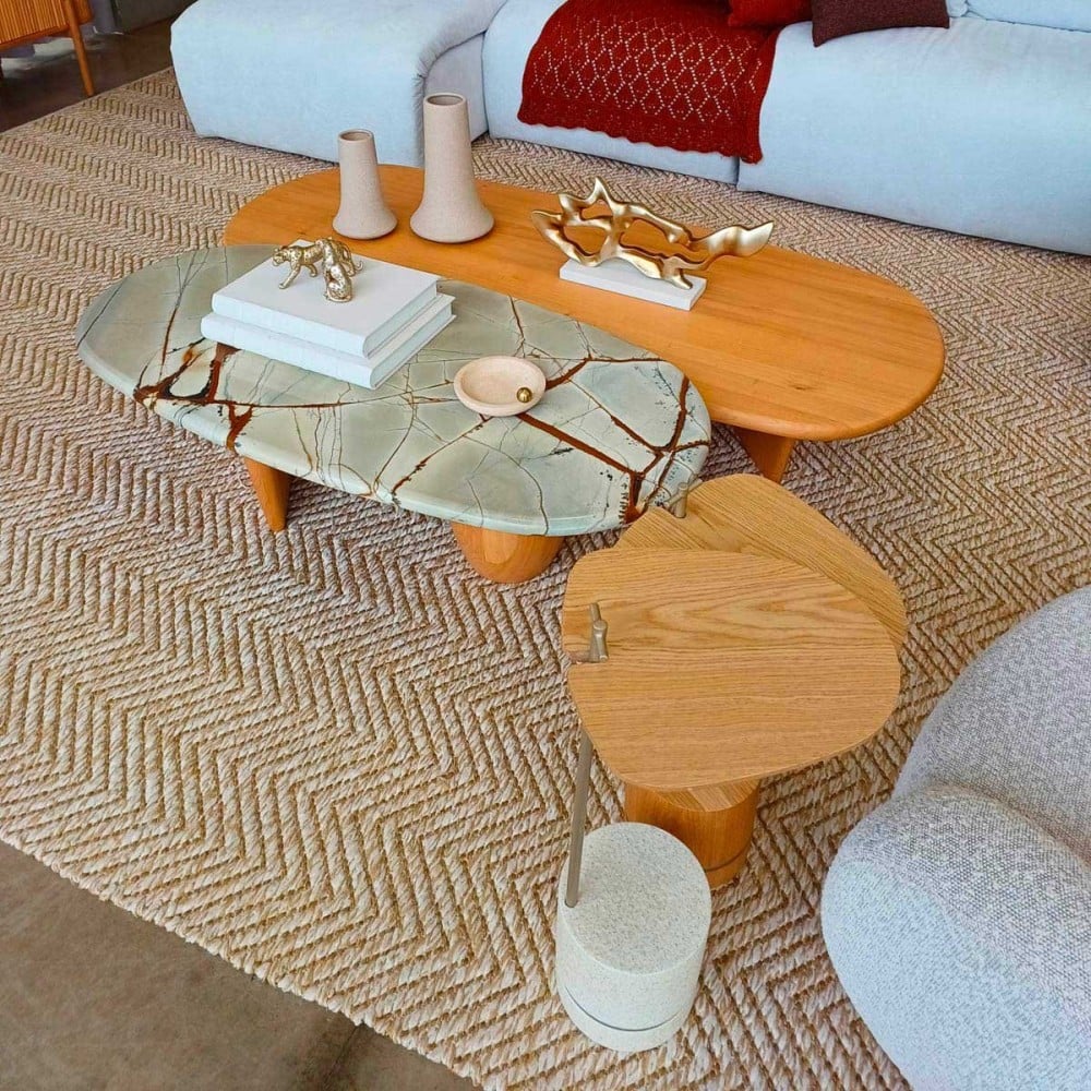 Mesa de Centro Meriva Pietre Tampo Orgânico em Mármore e Bases Assimétricas Madeira Maciça Design by Studio Traço