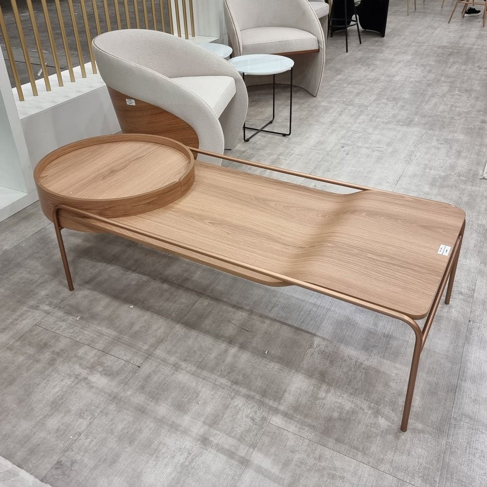 Mesa de Centro Nami Retangular Detalhe Design Redondo Tampo com Laminado Melamínico Base em Aço Carbono