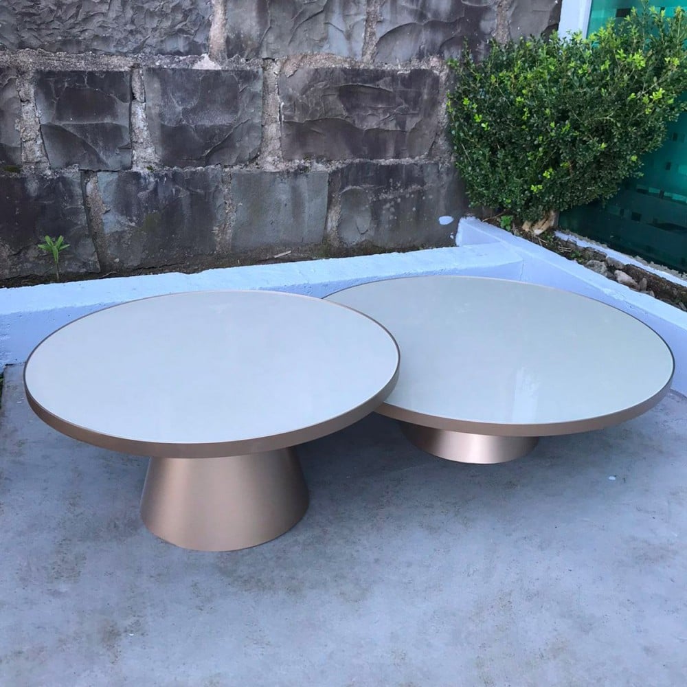Mesa de Centro Nix Tampo Redondo Espelhado com Aro Metálico e Base Cônica em Aço Carbono com Pintura Epóxi