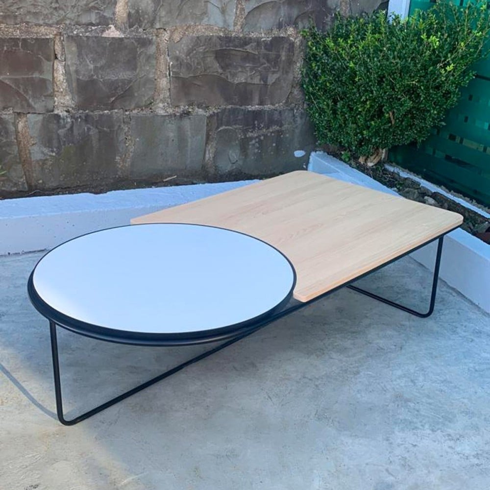 Mesa de Centro Savona Tampo Orgânico e Redondo em Madeira Estrutura Tubular em Aço Carbono com Pintura Epóxi