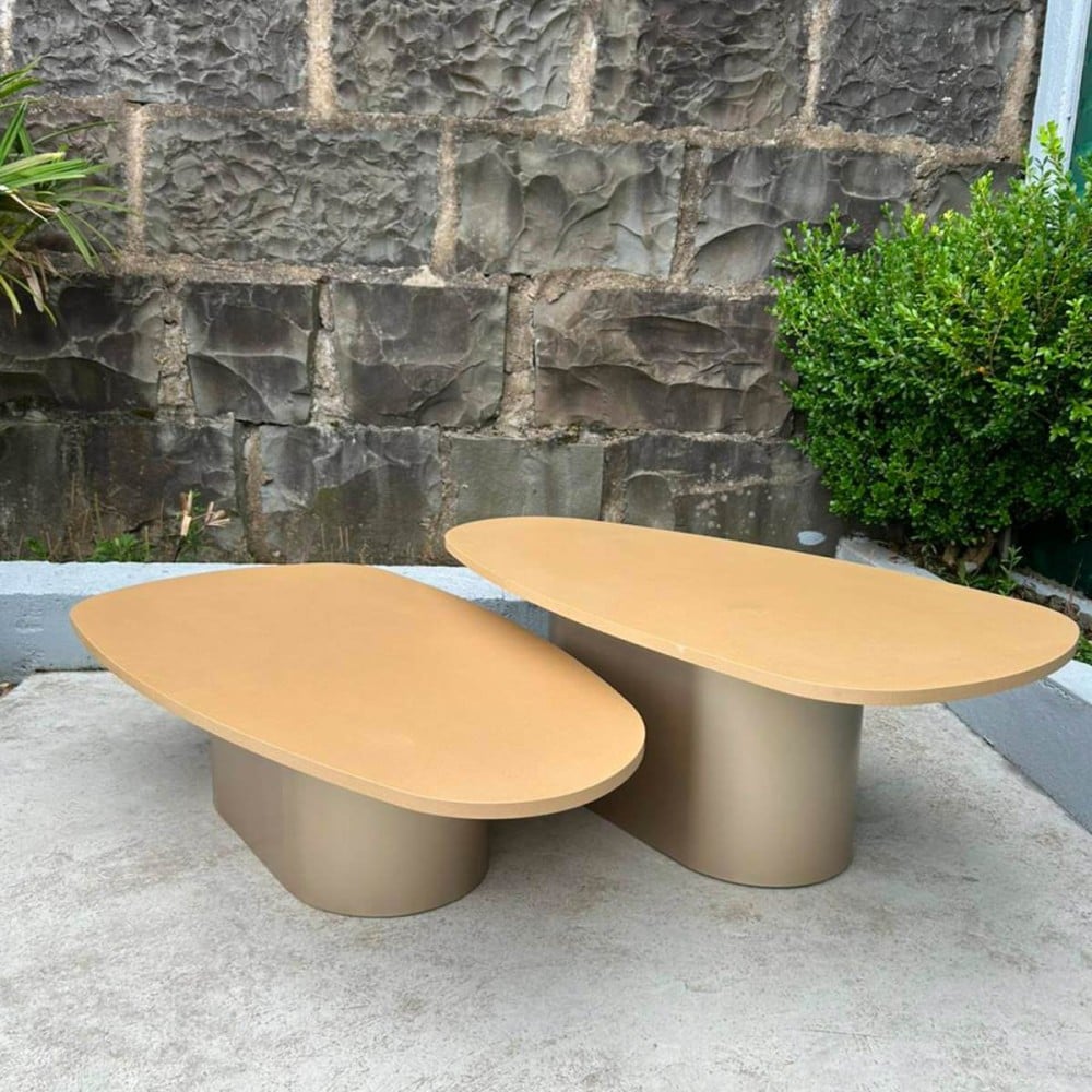 Mesa de Centro Stark Tampo Orgânico em Madeira Marmorizada Base Oblonga em Aço Carbono com Pintura Epóxi