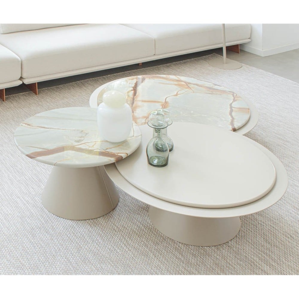 Mesa de Centro Surya II Design Orgânico Tampo com Pedra Natural Base Cônica em Lâmina de Madeira Detalhe em Metal