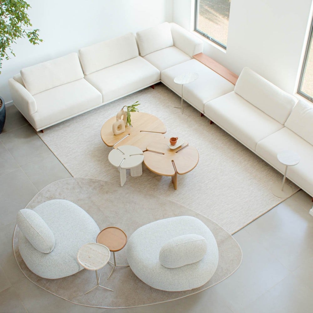 Mesa de Centro Individual Trivory Design Redondo Tampo Madeira Maciça Base Tripla em Pedra Natural 