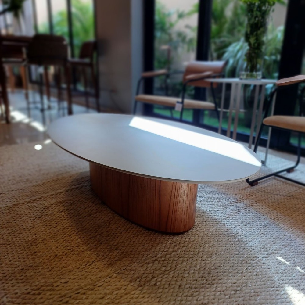 Mesa de Centro Bold Design Elíptico com Tampo Laminado e Base Laqueada Design by Studio 3 Design