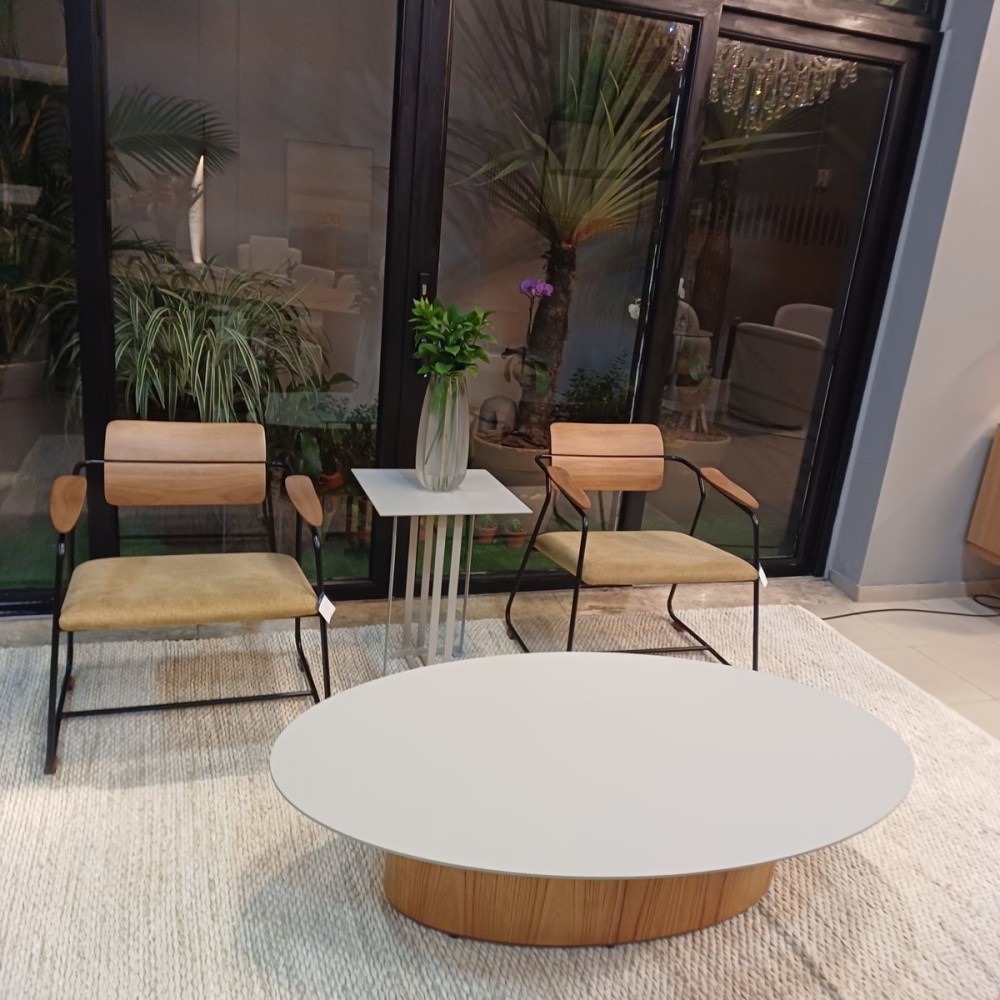 Mesa de Centro Bold Design Elíptico com Tampo Laminado e Base Laqueada Design by Studio 3 Design