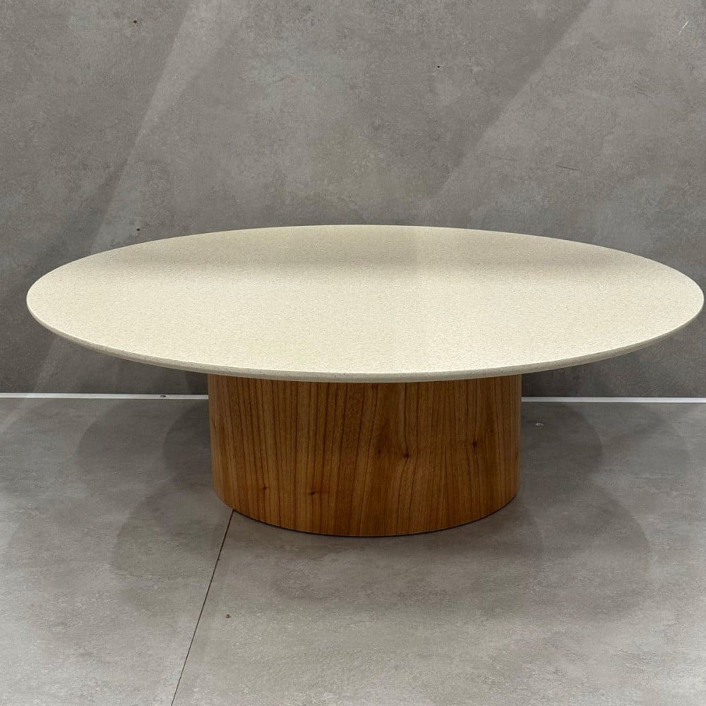 Mesa de Centro Zidara Tampo Redondo em Mineral Base Cilíndrica em Lâmina Cinamomo Design by Studio 3 Design
