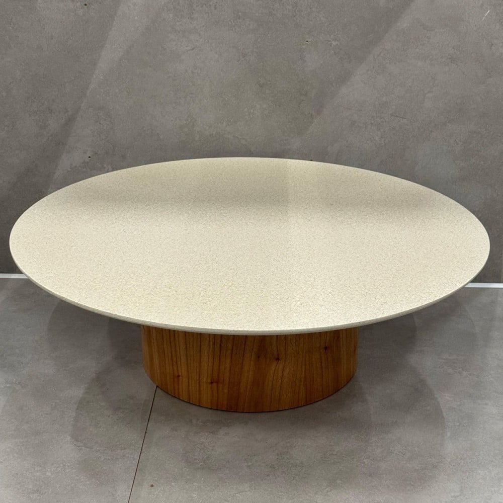 Mesa de Centro Zidara Tampo Redondo em Mineral Base Cilíndrica em Lâmina Cinamomo Design by Studio 3 Design
