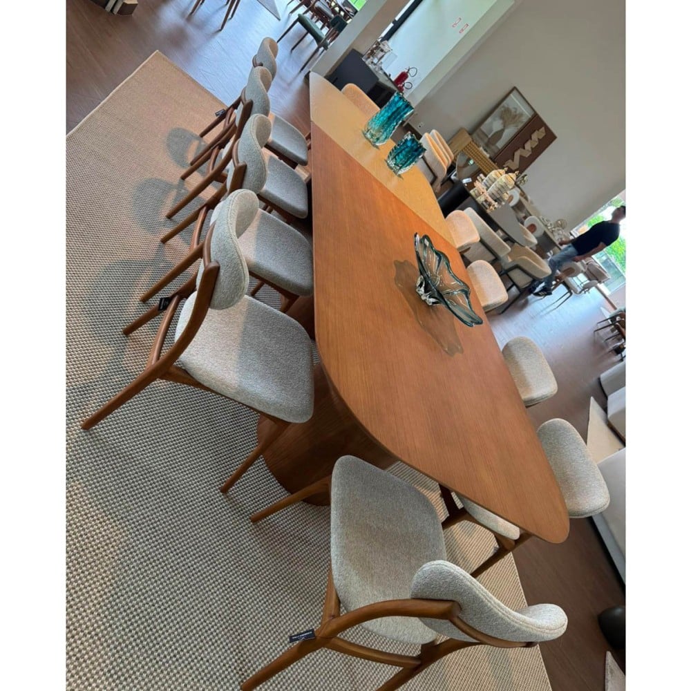 Mesa de Jantar Persis Tampo Bipartido Laminado com Extensão em Lâmina Invertida Base Madeira de Manejo Design by Studio 3 Design