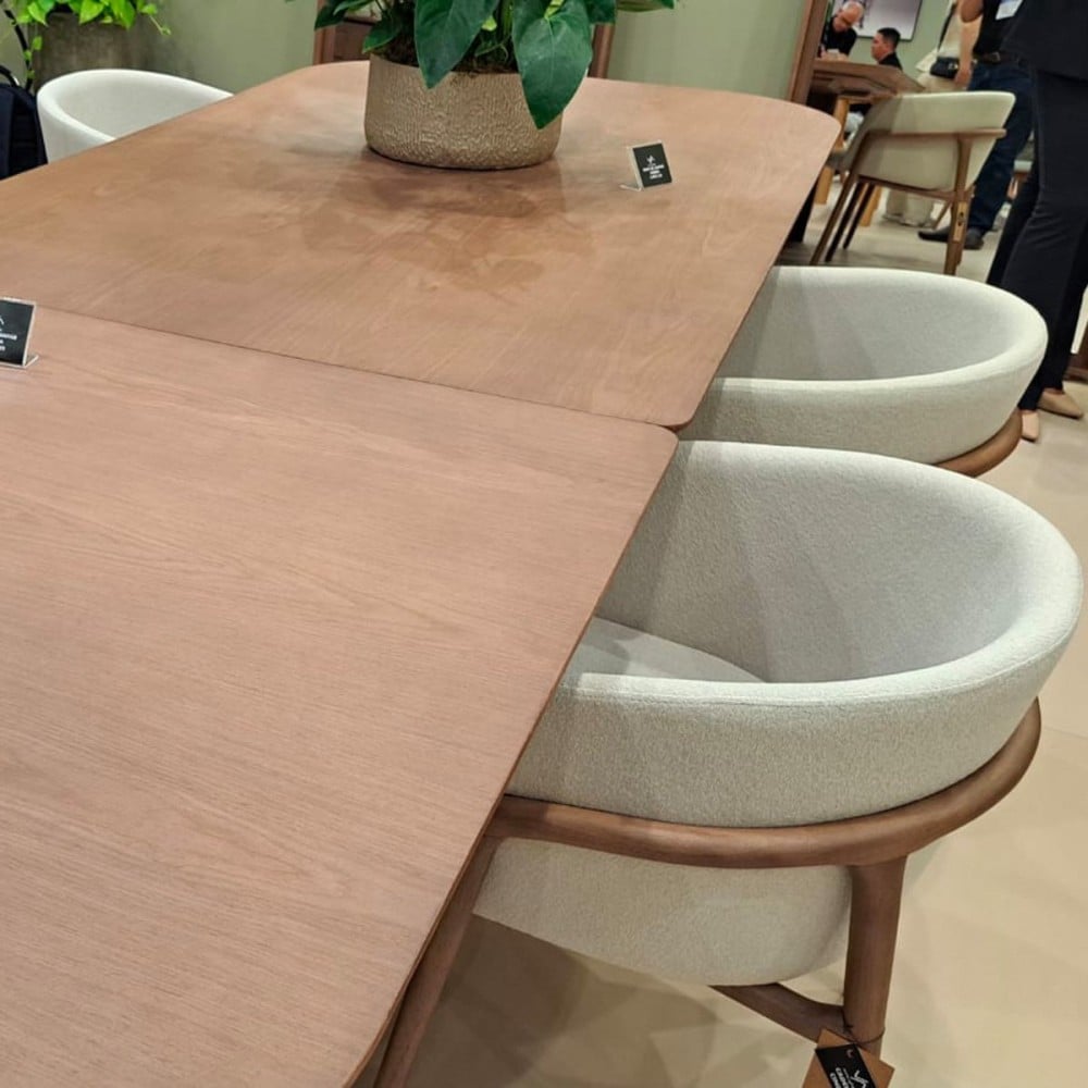 Mesa de Jantar Persis Tampo Bipartido Laminado com Extensão em Lâmina Invertida Base Madeira de Manejo Design by Studio 3 Design