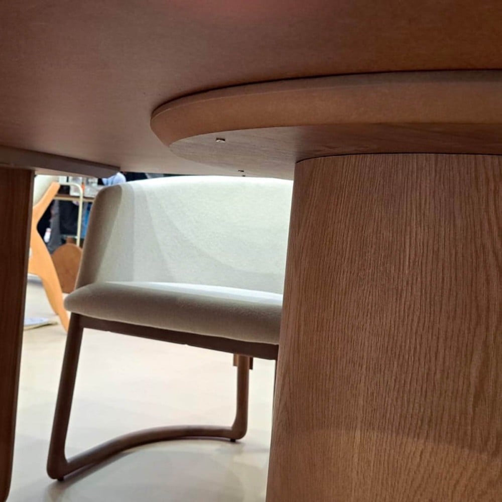 Mesa de Jantar Persis Tampo Bipartido Laminado com Extensão em Lâmina Invertida Base Madeira de Manejo Design by Studio 3 Design